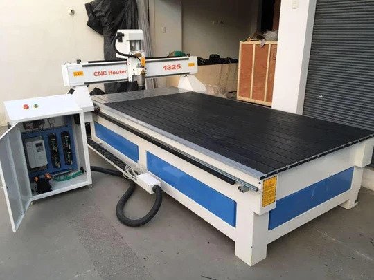 Fresadora CNC 1300x2500x200mm c/ Spindle de 5.5kw